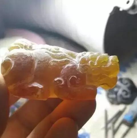 我的琥珀摔断了，雕刻师把残品变成完品，赞一个