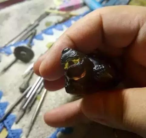 我的琥珀摔断了，雕刻师把残品变成完品，赞一个