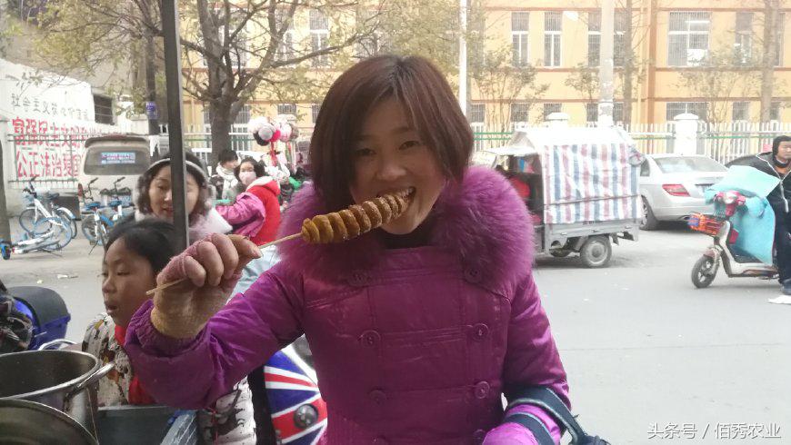 卖特色小吃一年赚多少钱,摆摊卖小吃一年能挣多少钱