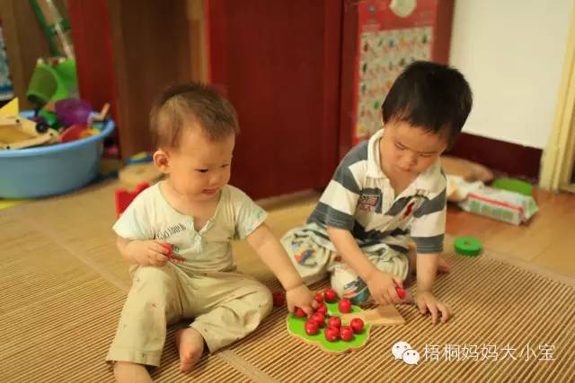 宝宝学走路学步带好还是学步车好,弯腰带娃学走路