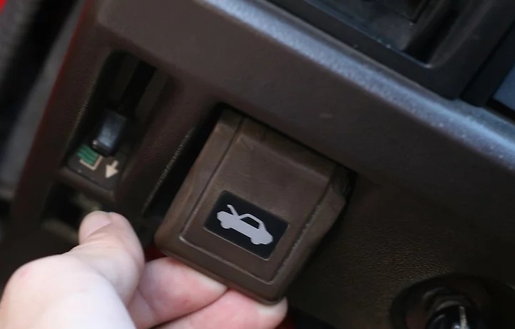 汽车蓄电池寿命一般多久更换,上门更换汽车蓄电池