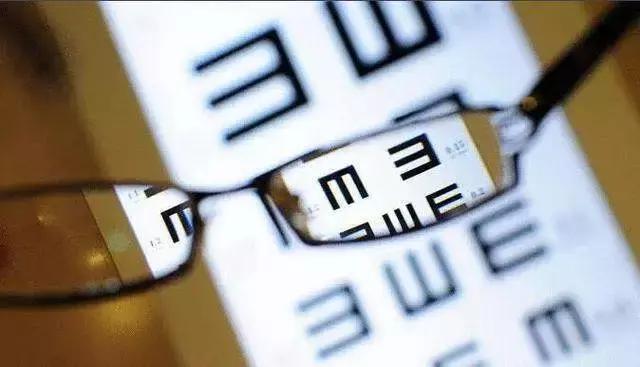 家长防止孩子近视有趣方法图片,小孩近视家长太忧虑每天晚上失眠