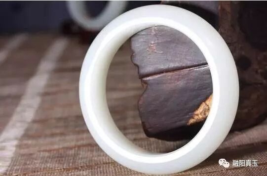 如何挑选优质和田玉石手镯,如何挑选和田玉手镯