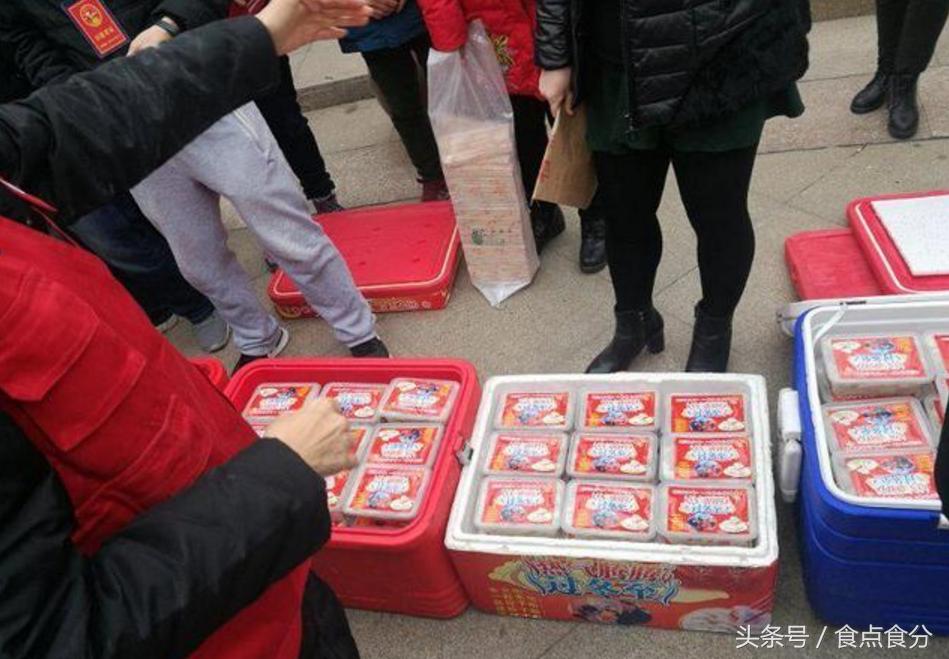 男子给环卫工人送食物,郑州小伙为环卫工送饺子
