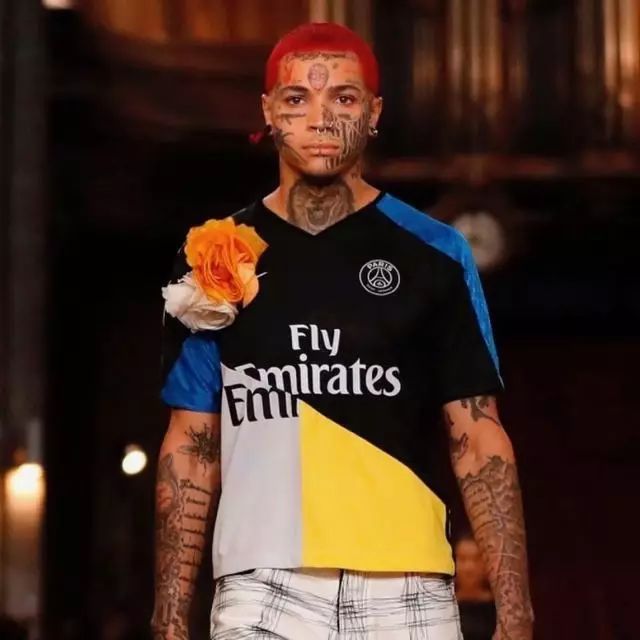 我们一不小心把这些足球队服改造成了时装周爆款……