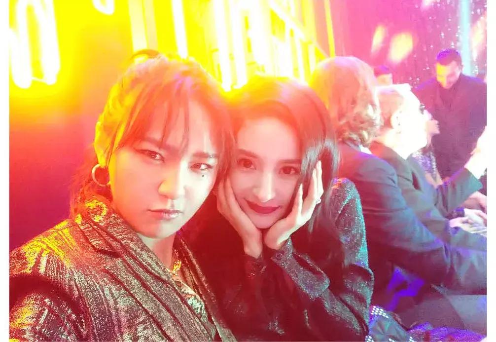 带货女王杨幂又出新穿搭了,带货一姐杨幂的t恤叠穿法