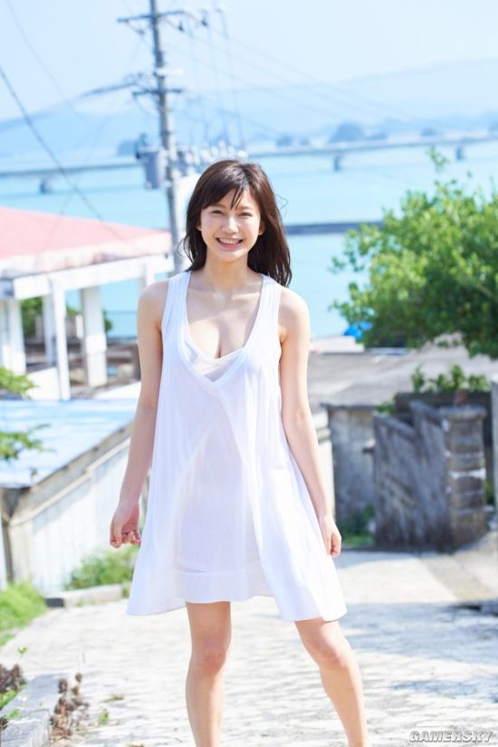 18岁新人太出彩岛国杂志美女福利写真