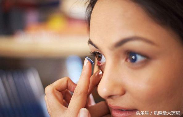 新手戴隐形眼镜眼睛怎么斜看,看过来新手如何快速佩戴隐形眼镜