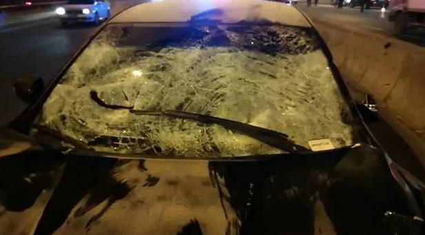 方向盘失灵怎么控制方向前行,开车途中方向盘突然锁死怎么维修