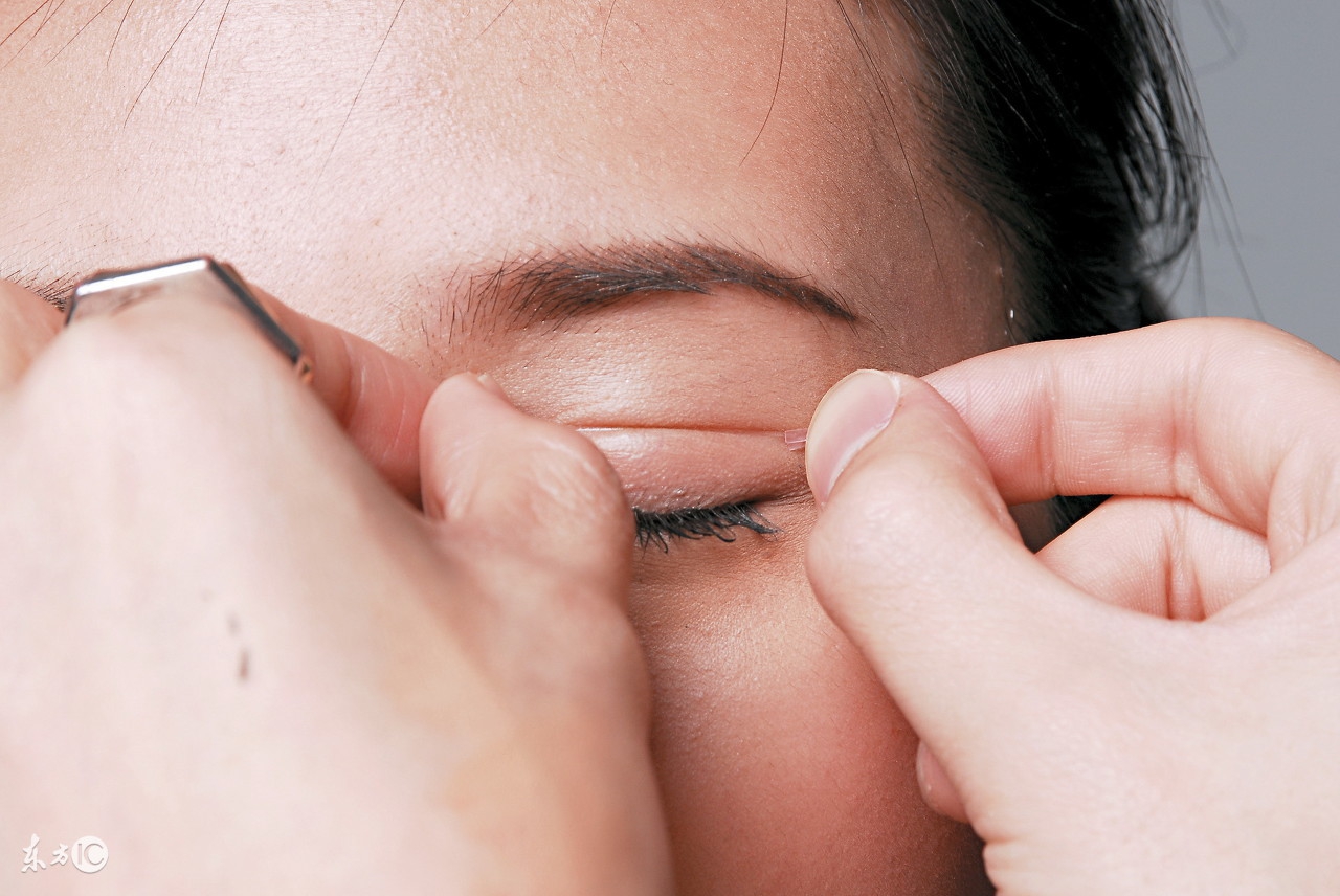 眼皮跳是迷信但有时真的很准,眼皮跳有预兆千万不可忽视