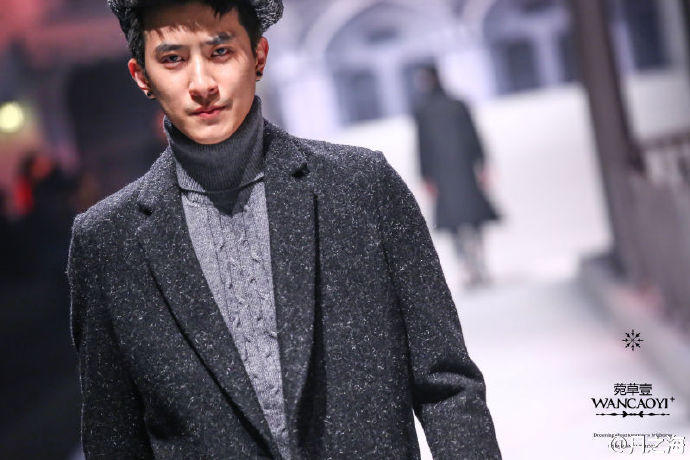 吉克隽逸同款亮片西服,吉克隽逸深v西装