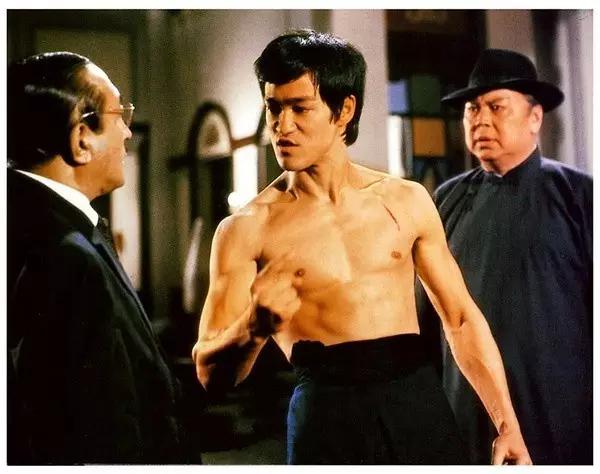 他做过泥水工，跑过龙套，因周星驰赏识成名！