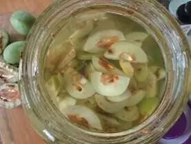 水果蘸着盐巴、辣椒吃，泡酒喝，云南人吃水果的姿势太丰富多彩了