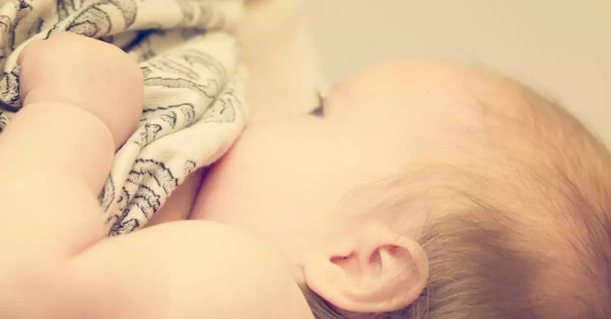 为啥宝宝喝完奶一竖抱拍嗝就吐,宝宝吃完奶还没来得及拍嗝就吐了