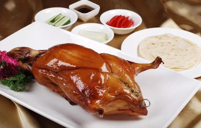 正宗的北京烤鸭是什么样子的,一只烤鸭