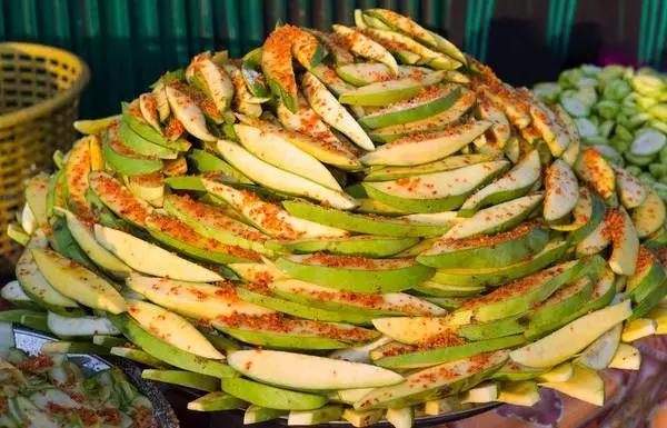 水果蘸着盐巴、辣椒吃，泡酒喝，云南人吃水果的姿势太丰富多彩了