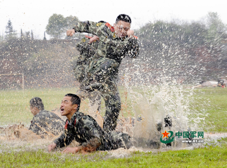 跟着奥运冠军的教练练体能,官兵们看过来!