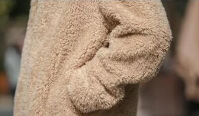 聚酯纤维面料摇粒绒,摇粒绒涤纶聚酯纤维面料会起球吗