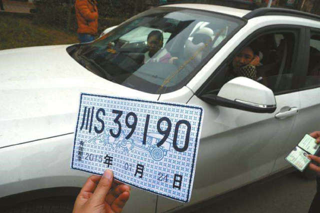 如果车牌掉了被交警查怎么办,发现自己的车牌被盗用了怎么办