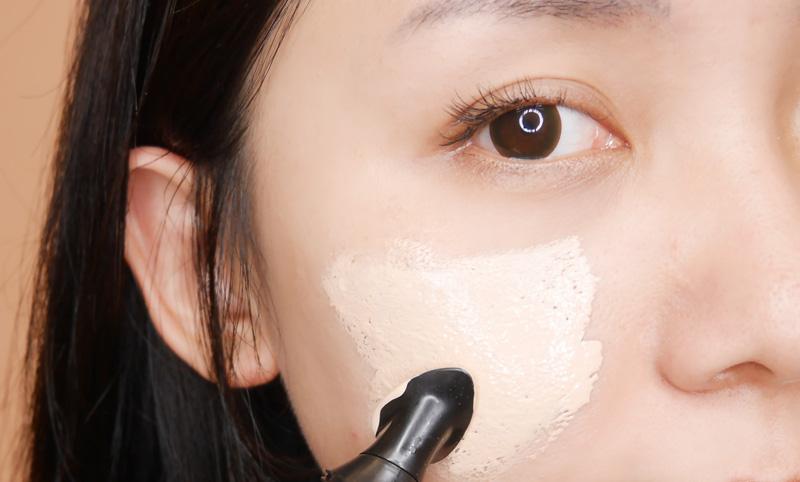 黑眼圈先遮瑕还是先粉底,新手化妆是先遮瑕还是粉底