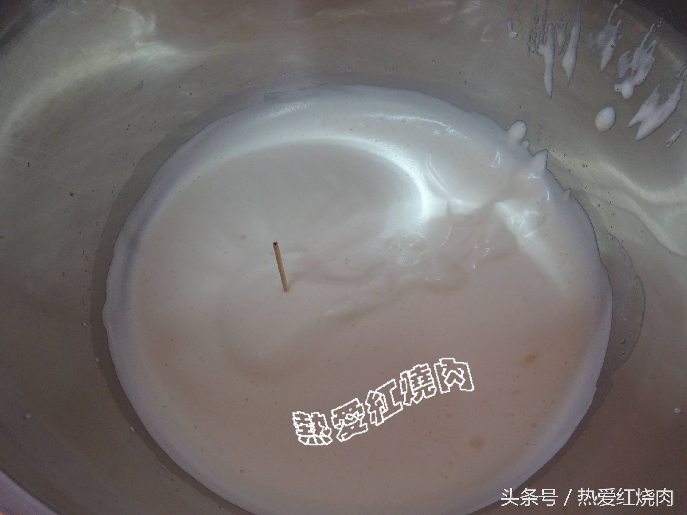 不用烤箱就能做出软绵绵的蛋糕,没有烤箱也能做的简单慕斯蛋糕