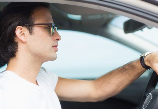 开车戴墨镜究竟有哪些好处,开车戴墨镜注意事项