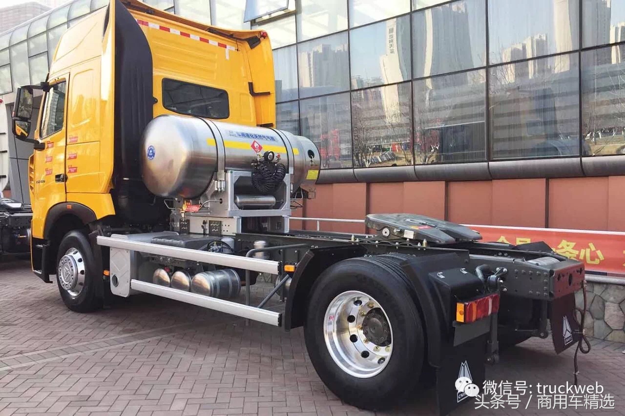 侧置大气瓶700匹马力牵引车,性价比高的大马力燃气牵引车