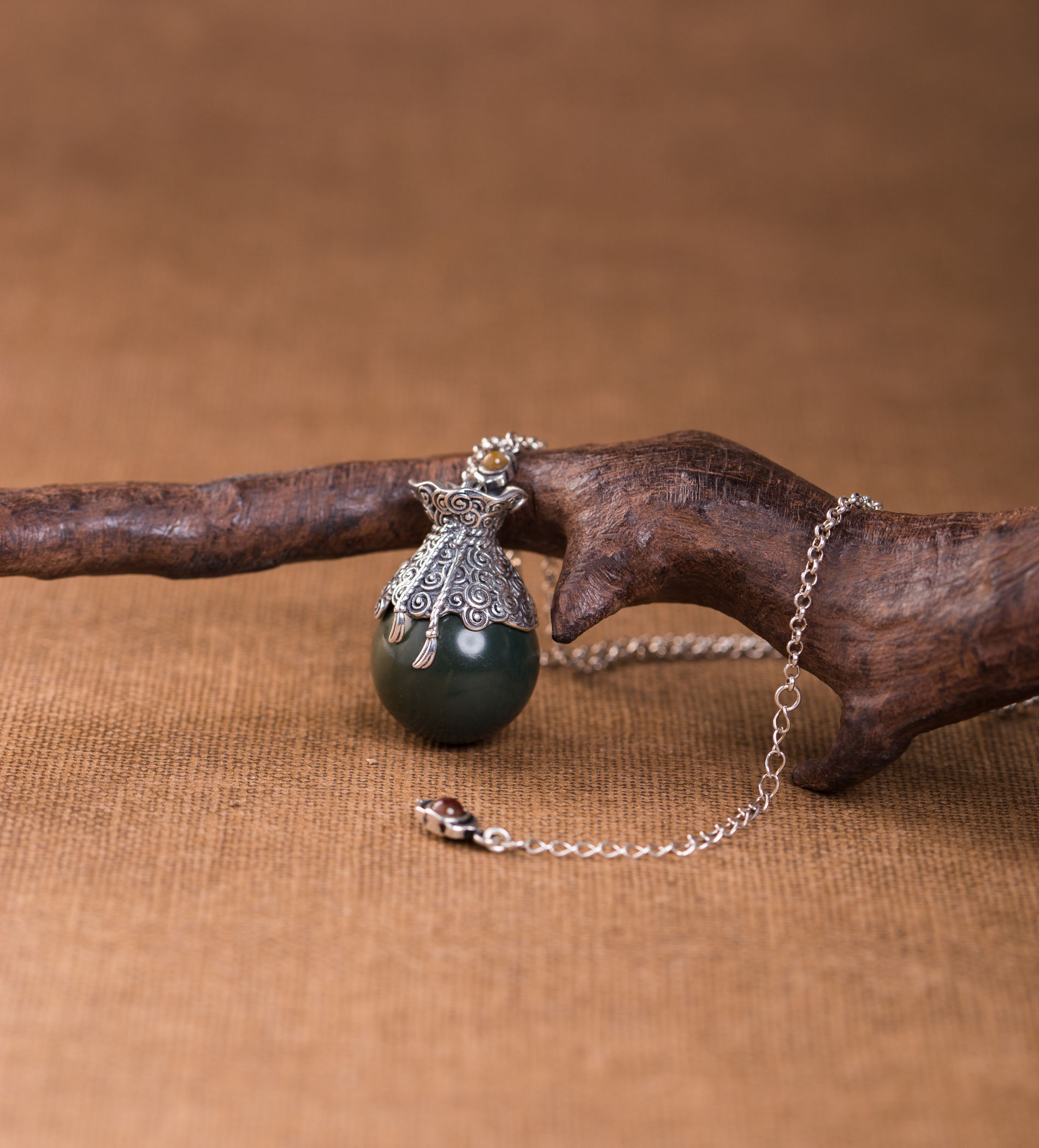 青籽话珠宝——用“纳福”包住福气，送给老去的她