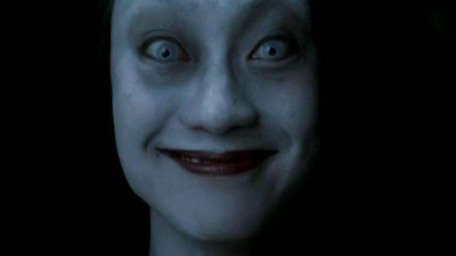 日本恐怖电影中的恐怖女鬼合集,日本恐怖片满脸流血微笑的女鬼