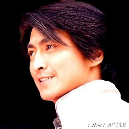 他曾是万千少女的梦中男神，为情约定三十年至今仍未娶！