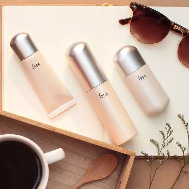 轻薄不脱妆粉底,轻薄持久粉底推荐