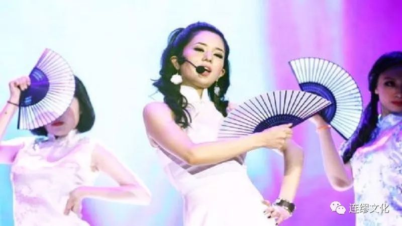 历经15年终于把脱掉的衣服穿回来，苍井空曝结婚，引无数宅男失恋