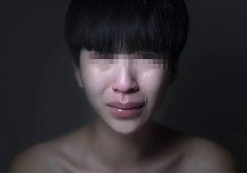 可怜宝妈后悔痛哭，婴儿7天没排过便，肚子胀大发青，医生要截肠