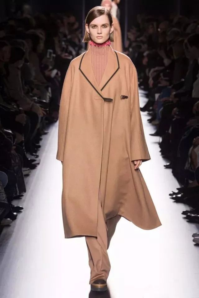 淘衣材服装辅料,2018冬季女装大衣最流行