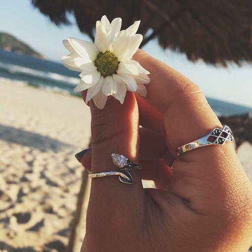 戒指戴在哪个手指最合适女生,戒指的戴法和意义十个手指女生