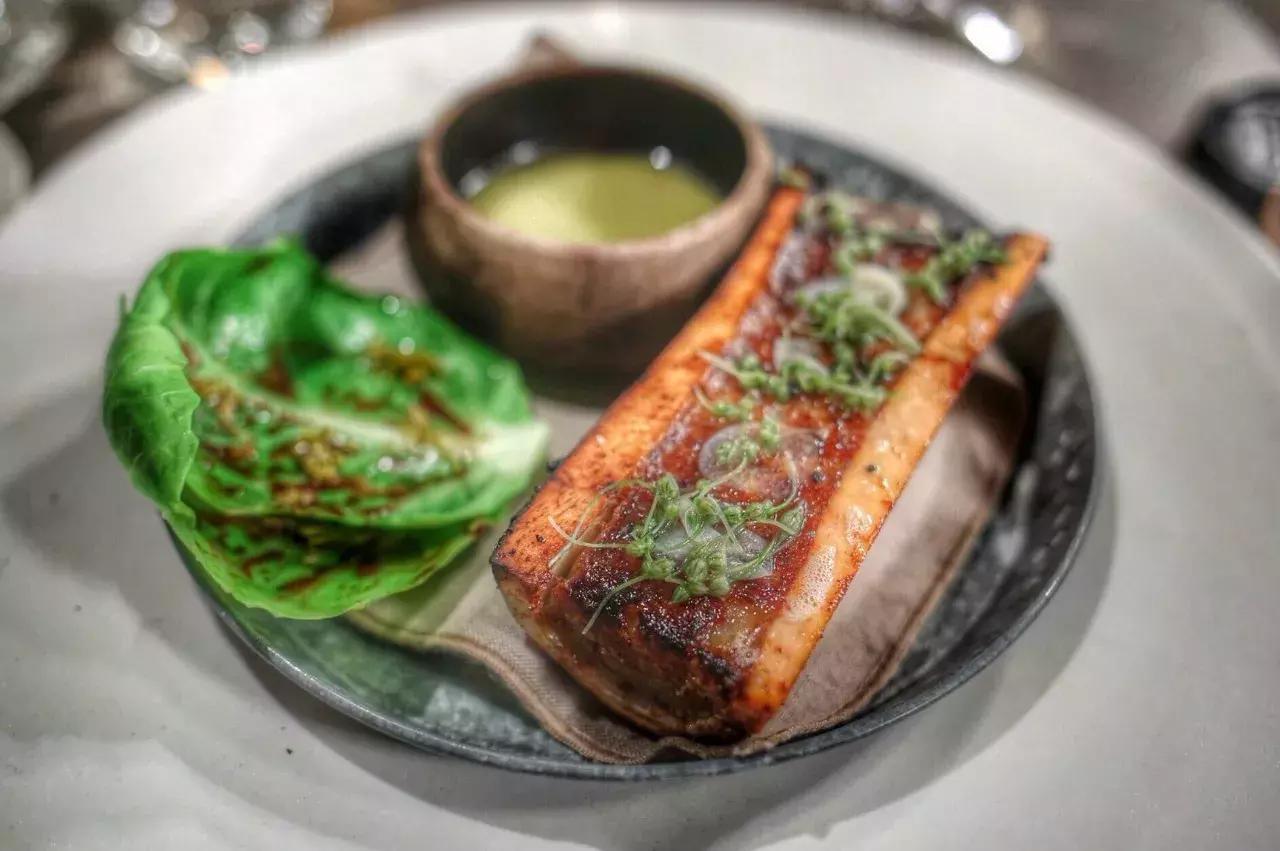 大骨熬好汤骨头捞出来要盖盖子吗,大骨头炖好啦泡在汤里还是捞出来