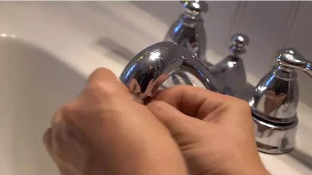 洗脸盆水龙头水量变小的原因,水龙头用久了怎么水量变小了