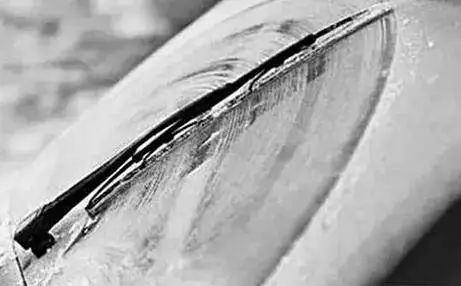 雪天车玻璃冻住如何解冻,雪天车挡风玻璃结冰怎么办视频