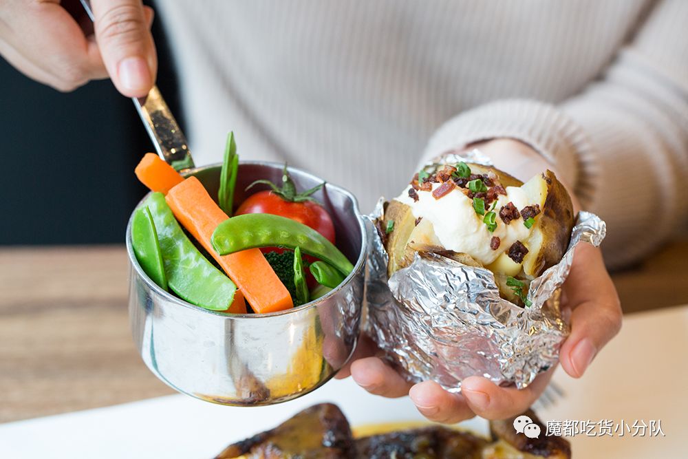 端不动的鱼缸鸡尾酒，边嚼边喝