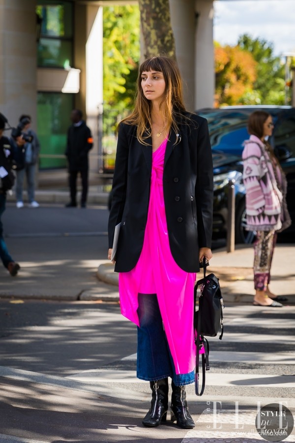 冬天加厚黑色牛仔裤,女生冬天穿黑色牛仔裤配过膝靴