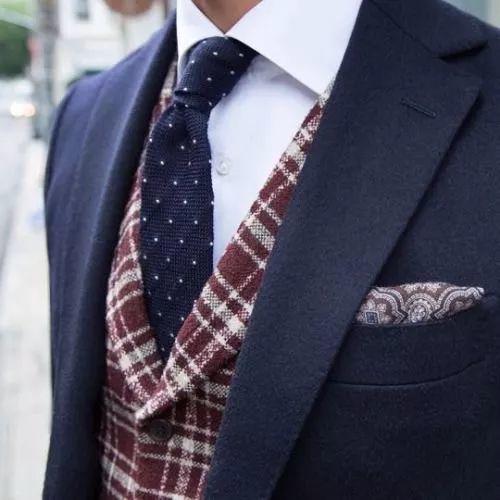 领带总是打歪,领带总是斜的怎么改正