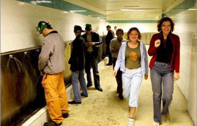 就这么直接插进去，不疼才怪呢，咋就那么猴急呢