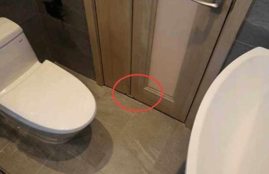 卫生间门打开撞到马桶上怎么解决,卫生间门避免撞马桶