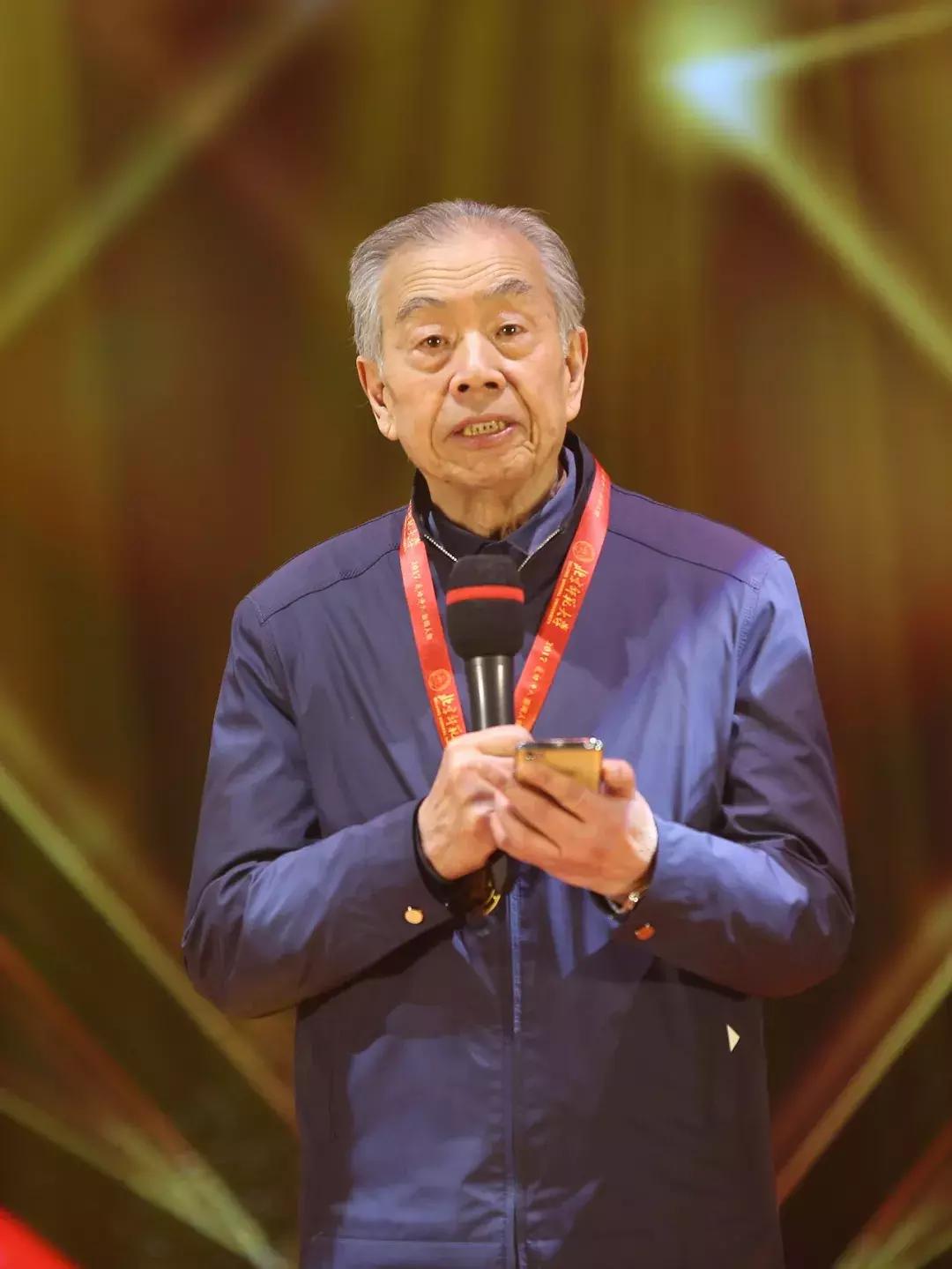 这两位90后的同框,告诉你什么是青春万岁丨2017“感动师大”新闻人物温情揭晓