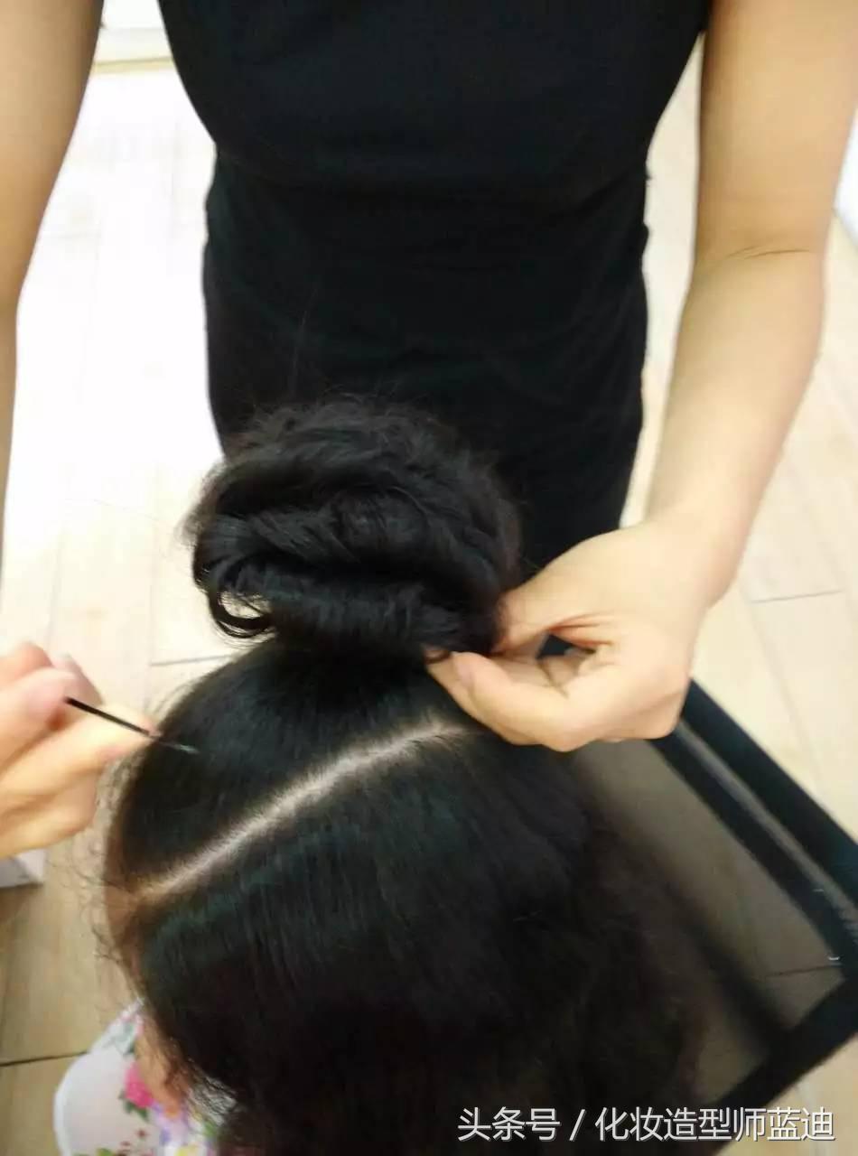 编发教程拉拉队,三股瀑布辫编发步骤图解