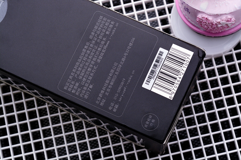 如果说樱桃是买盒子送键盘,那I-ROCKS锆Zr-60算是买盒子送鼠标了