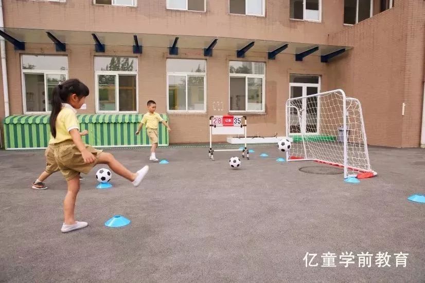 幼儿园有趣的老师与孩子的游戏,4-6岁足球启蒙小游戏