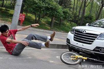 开车撞到人私了不报警犯法吗,开车撞到别人车被敲诈怎么办