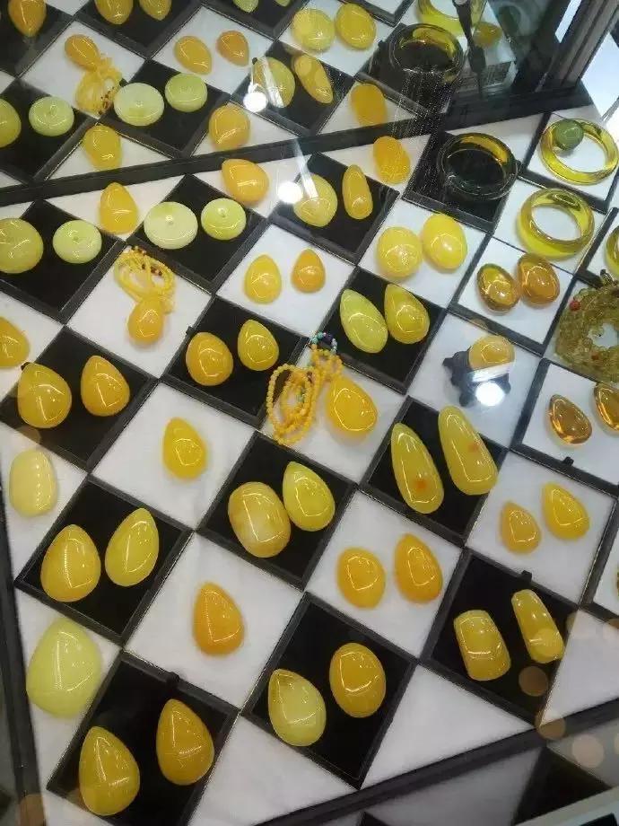 蜜蜡鸡油黄的好还是骨瓷白的好,琥珀蜜蜡鸡油黄好还是带红皮的好