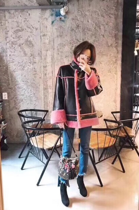 羊羔毛修身机车外套怎么搭配 (羊羔绒鹿皮绒机车服外套搭配)